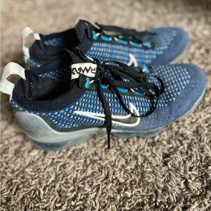 Nike flyknit sneakers - size 5Y
